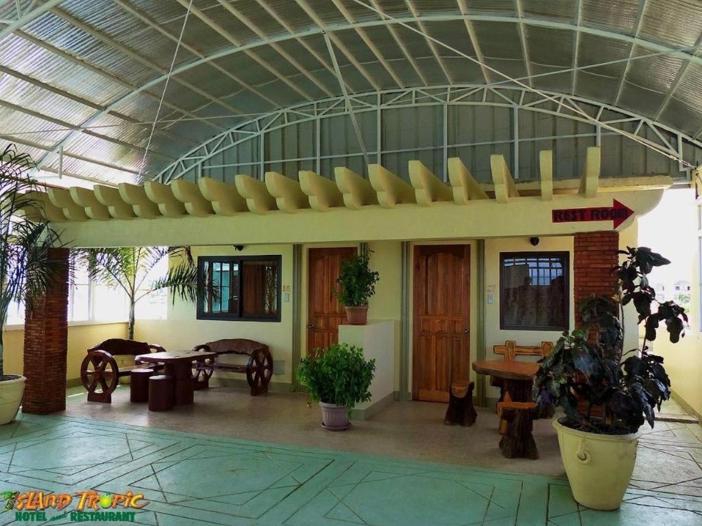 Island Tropic Hotel And Restaurant Alaminos Eksteriør billede